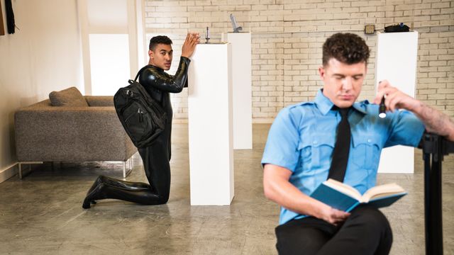 Men.Com - Officer JJ Knight fucks catsuit burglar Mateo Fernandez