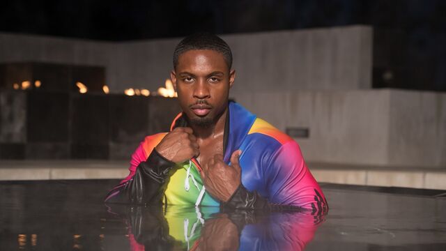 Noir Male - DeAngelo Jackson talks to the cam while skinny dipping