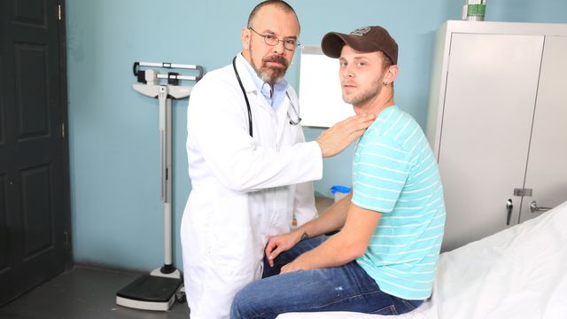 Men Over 30 - Doctor Max Sargent fucks Chandler Scott in the ass