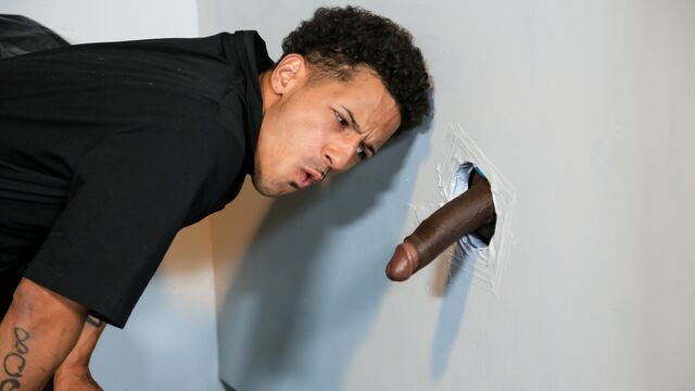 Extra Big Dicks - WC fuck video with Juan Carlos and Adonis Couverture