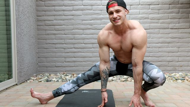 Gay Hoopla - Big buff dude Jonny Pitt jerking his penis for the camera