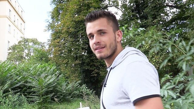 Bigstr - Bubble butt dude spreads his legs for a HUGE peen