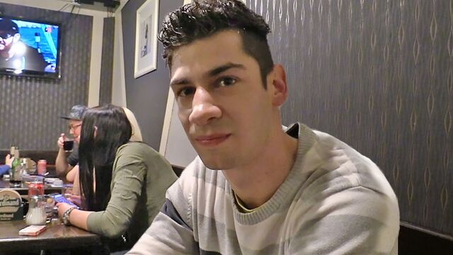 Bigstr - Amateur dude sneaks away to take a facial in the restroom