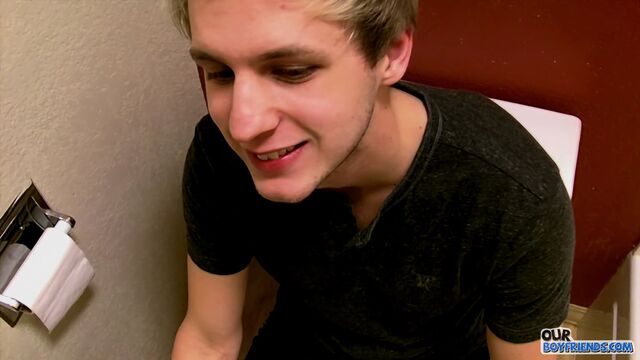 Gay Life Network - Quick public toilet blowjob from a dick-hungry blondie