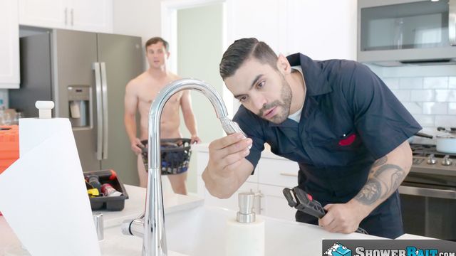 Gay Room - Plumber Arad Winwin fucking Aiden in the ass