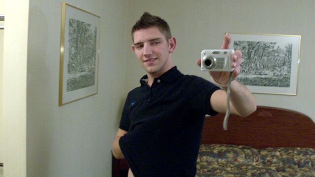 Gay Life Network - Bad boy named Justin showing  his attractive body here