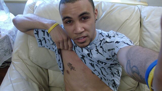 Gay Life Network - Hunky dude Emanuel showing his tats and sexy torso