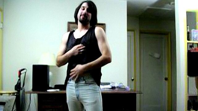 Gay Life Network - Chubby dude with floppy hair exposing his body here