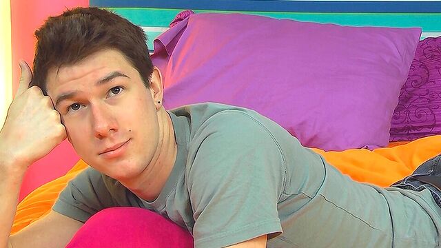 Gay Life Network - Handsome Dustin Hawthorne talking about his past experiences