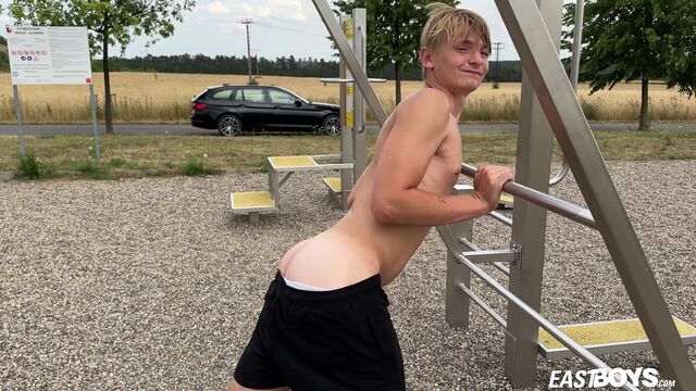 Eastboys - Eduardo Weeks showing off his body outdoors