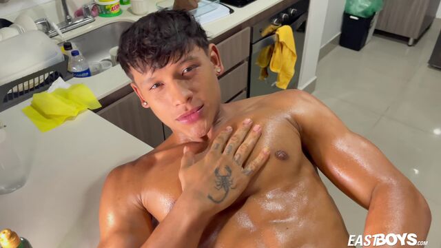 Eastboys - Damond Brown is such a pretty boy, it's insane