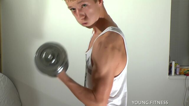 Eastboys - The most shredded twink in the world showing off