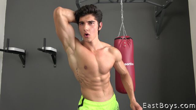 Eastboys - Jared Shaw showing his insane muscles via the webcam