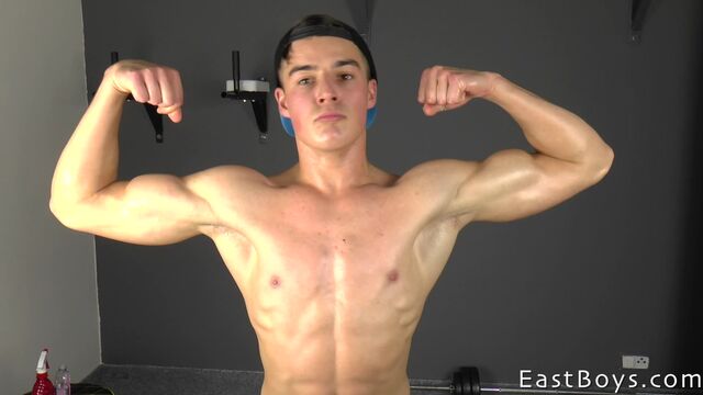 Eastboys - Kent Mills shows oily and super-shredded body solo