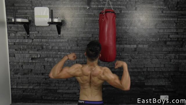 Eastboys - Kent Mills shows his incredible muscles after working out