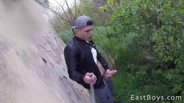 Eastboys - Alcide Ricci is brave enough to just jerk off in a car