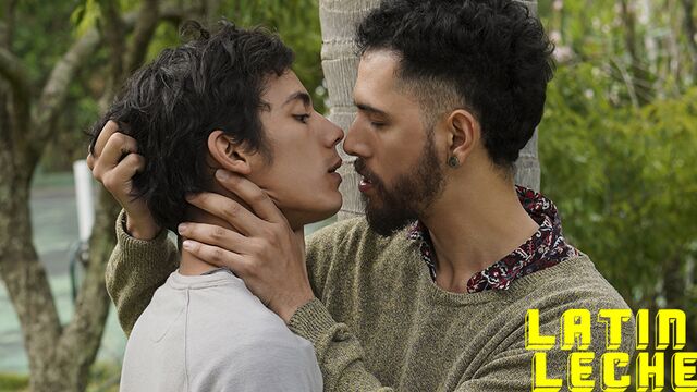 Latin Leche - Beach bums Duno and Felix fucking outdoors