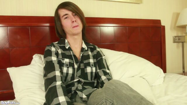 Eastboys - Illarion Kuznetson is jerking so so well on a bed