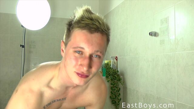 Eastboys - Evan Jonson flexing after flaunting his hot bod
