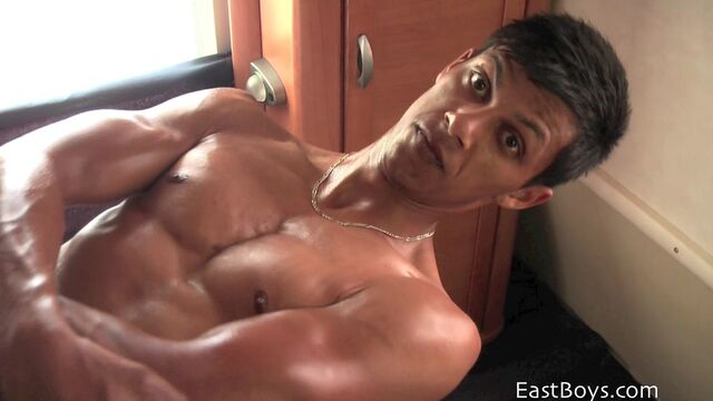 Eastboys - Akon shows his awesome muscles and then some
