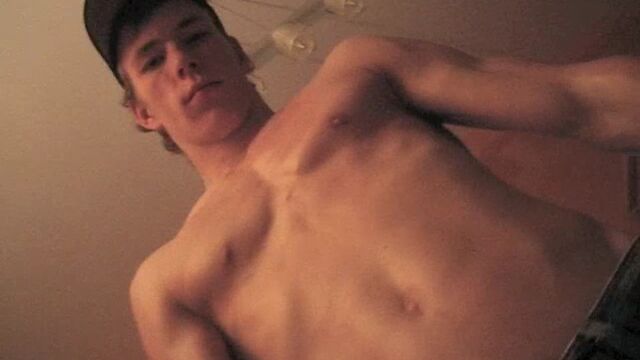 Eastboys - Kirk works out and shows his lean muscles