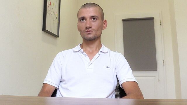 Bigstr - Gaunt bald dude spreads his legs on a casting