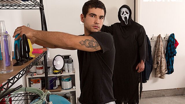 Bromo - Bareback gay anal in a Scream porn spoof (Vadim Black, Brad Banks)