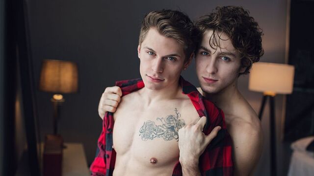 Cocky Boys - Fun-loving gay boys (Calvin Banks & Troy Accola) fuck on cam